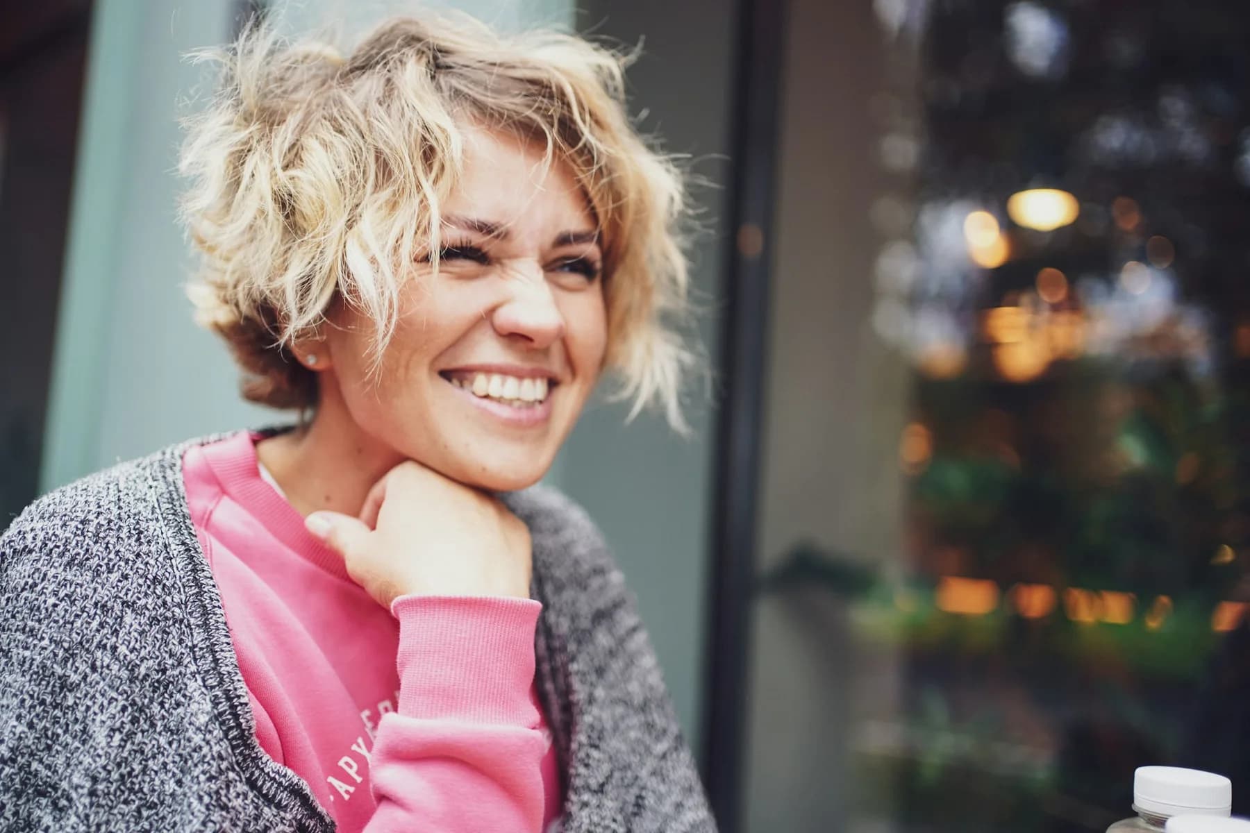 Mulher madura sorrindo, à vontade
